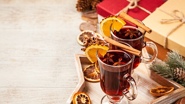 Foto von zwei Gläser Glühwein